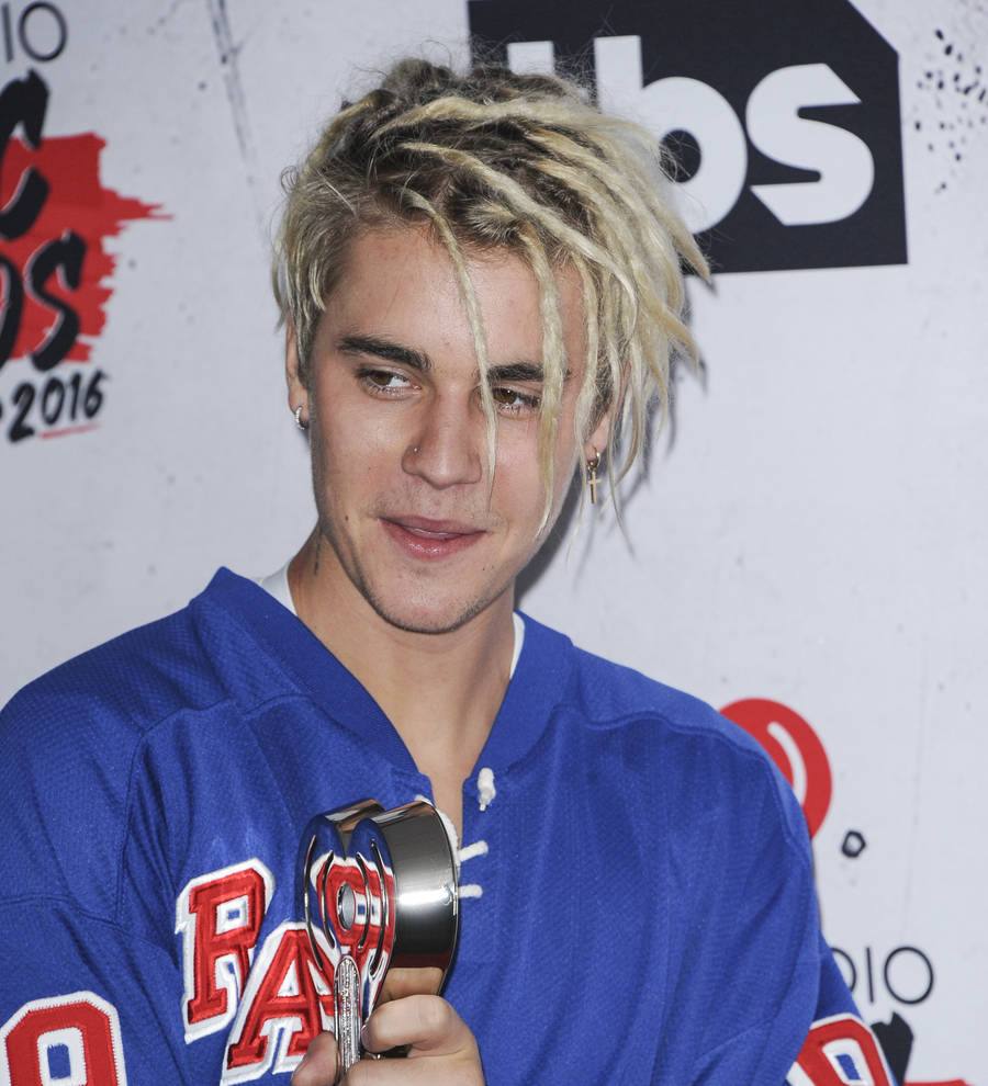 Justin Bieber selling Marilyn Manson t-shirts for 5