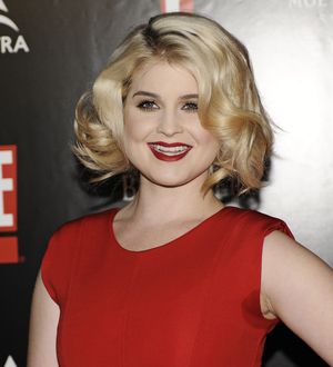 Kelly Osbourne fractures hand