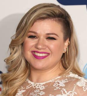 Kelly Clarkson cancels tour dates