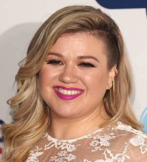 Kelly Clarkson cancels tour dates