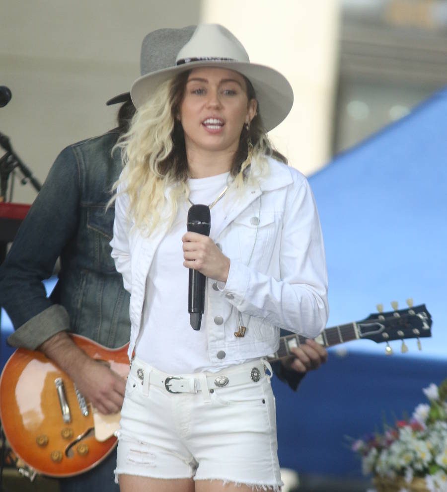 Miley Cyrus feuding with Dolce & Gabbana designer