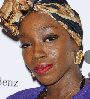 Estelle performs for troops in Kuwait