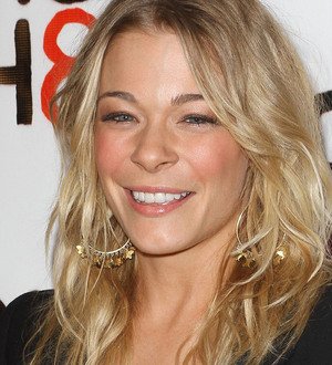 LeAnn Rimes bounces back from surgery to kick off tour