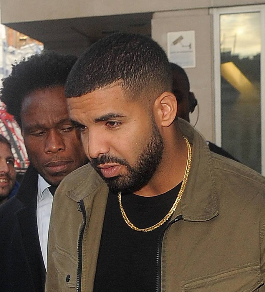 Drake pens emotional letter after Alton Sterling shooting