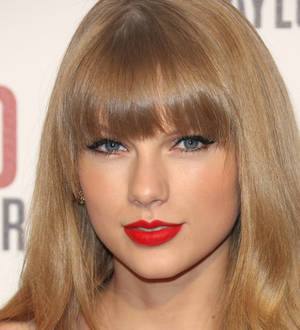 Taylor Swift lights up London mall for Christmas