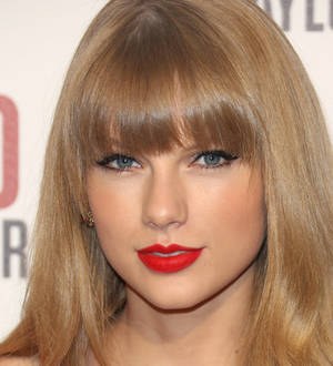 Taylor Swift lights up London mall for Christmas
