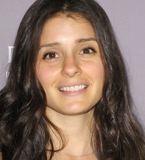 Shiri Appleby is engaged