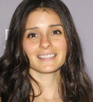 Shiri Appleby is engaged