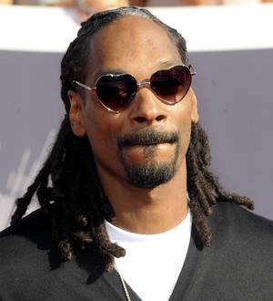 Snoop Dogg surprises bride and groom at wedding