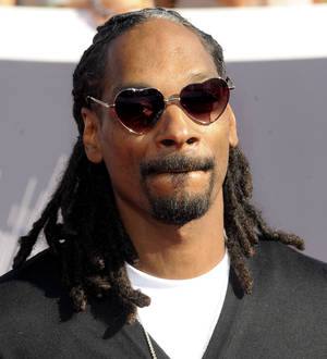 Snoop Dogg surprises bride and groom at wedding