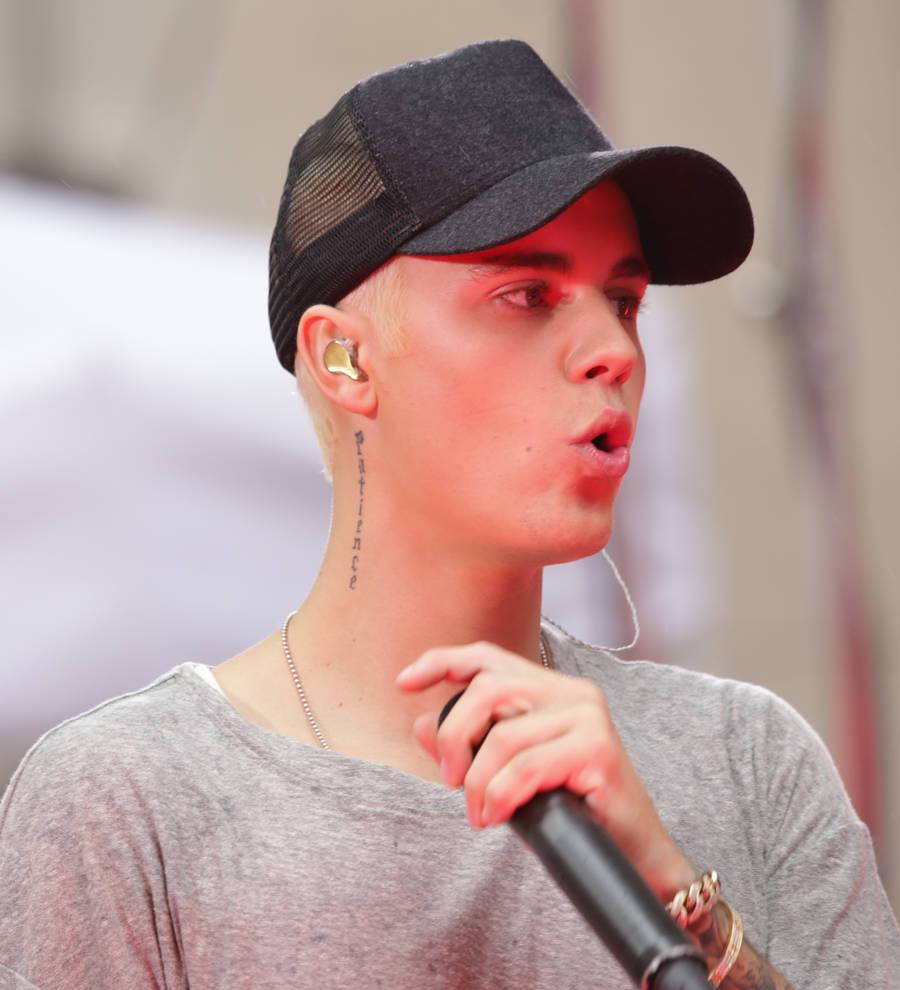 Justin Bieber fan cries after singer snaps in New York City