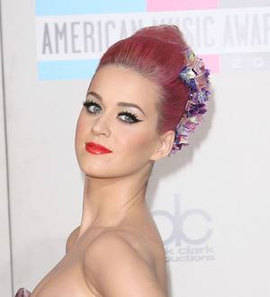 Katy Perry selling elephant statue