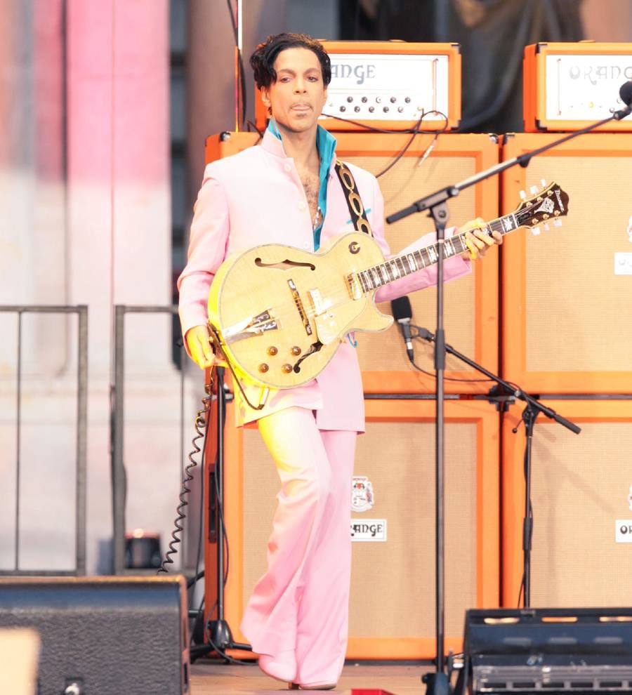 Prince plays free intimate gig for basketball champs