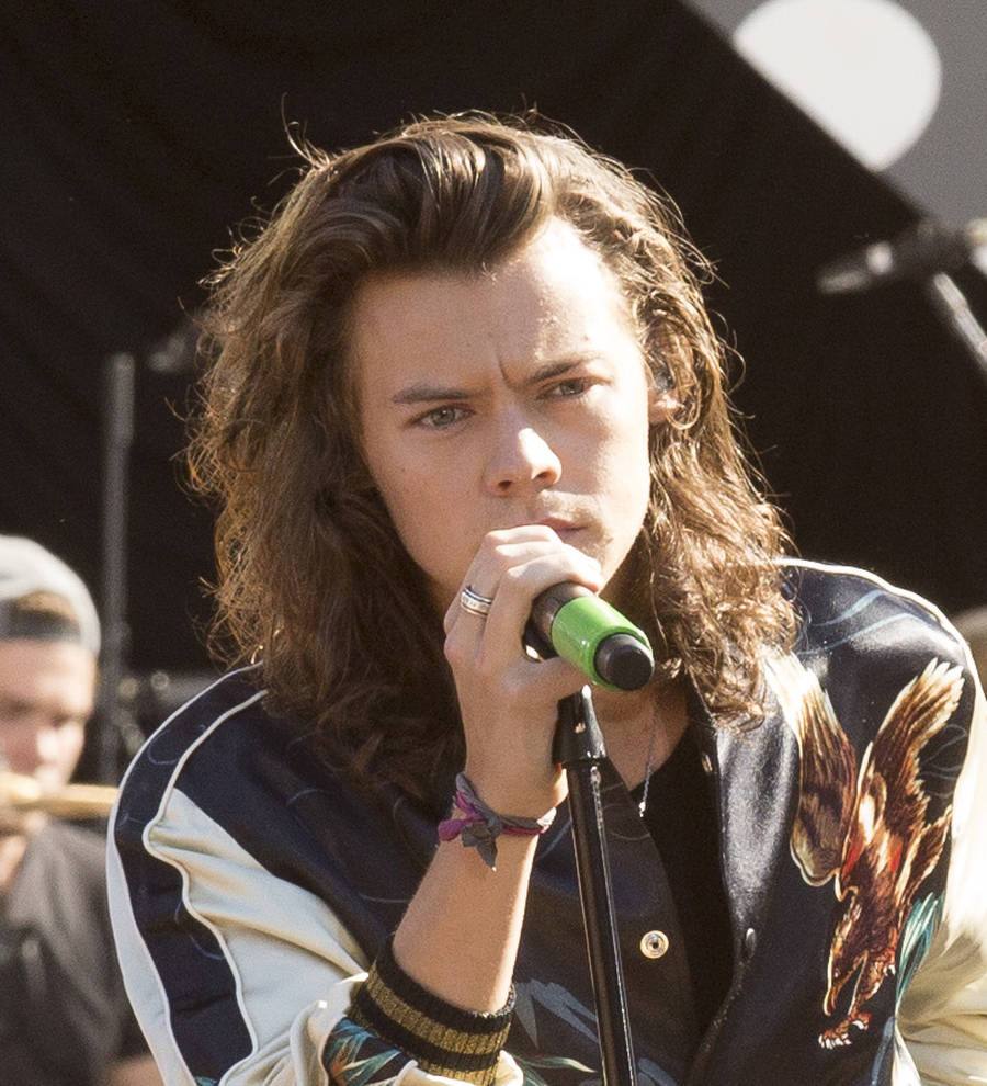 Harry Styles breaks bone in foot