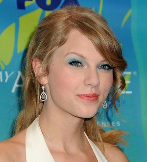 Taylor Swift scribbles song messages on her arm