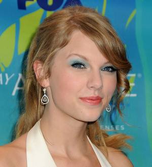 Taylor Swift scribbles song messages on her arm