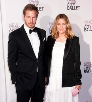 New mom Drew Barrymore steps back into limelight at museum gala