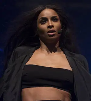 Ciara accidentally kicks fan in the face