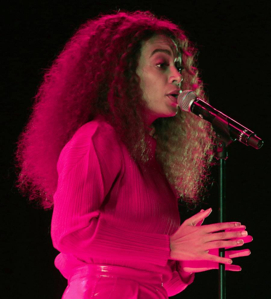 Solange 'breaks out' of hospital for London show