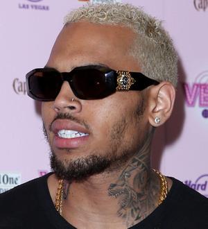 Chris Brown congratulates Rihanna with a kiss at MTV Video Music Awards