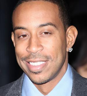 Ludacris presents Obama with customised headphones