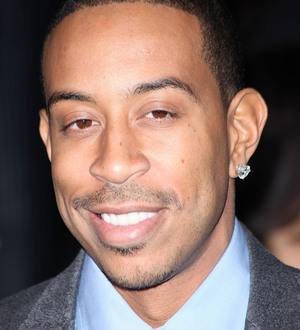 Ludacris presents Obama with customised headphones