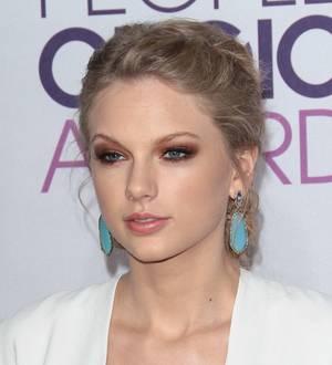Taylor Swift shuts down tabloid rumors about her love life