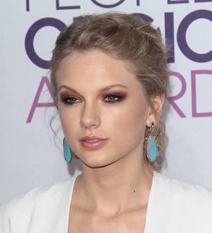 Taylor Swift shuts down tabloid rumors about her love life