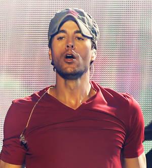 Enrique Iglesias slices finger during concert