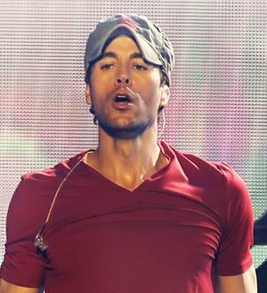 Enrique Iglesias slices finger during concert