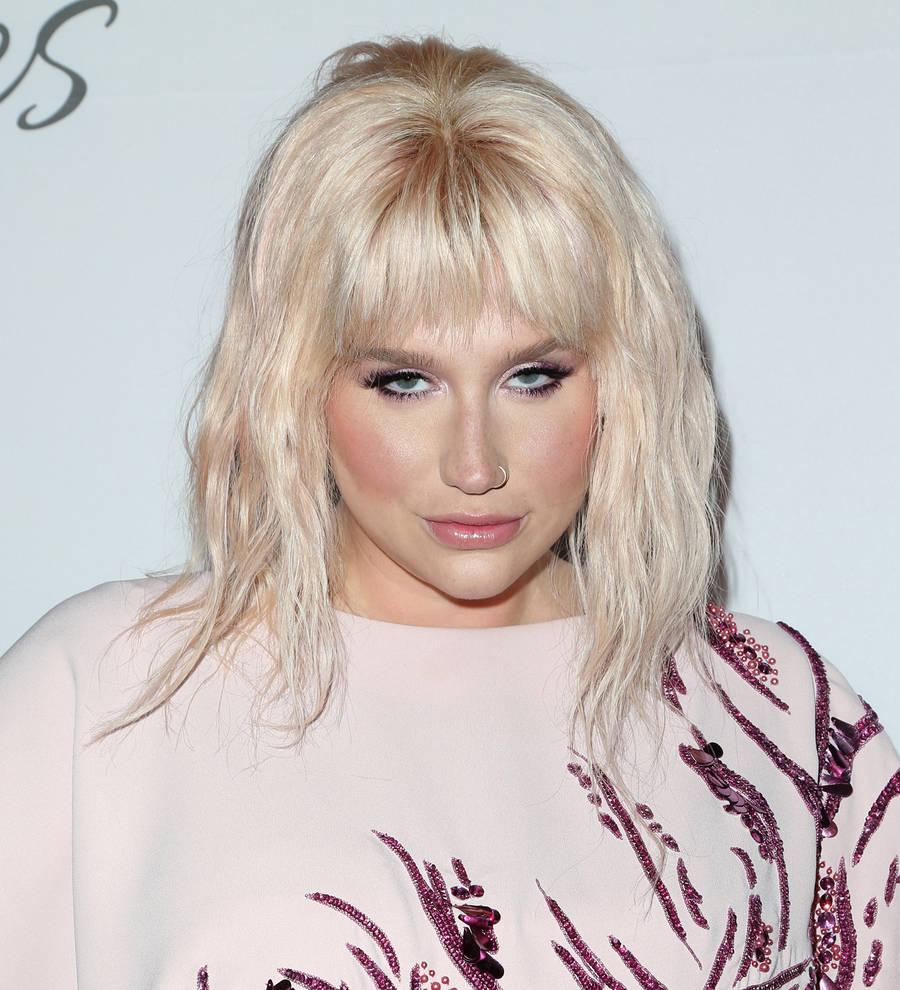 Kesha given standing ovation at Billboard Music Awards