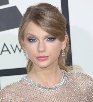 Taylor Swift plays impromptu performance for U.S. ambassador