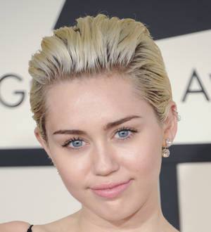 Miley Cyrus makes out with model Stella Maxwell