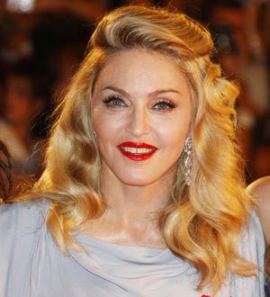 Madonna close to signing scent deal