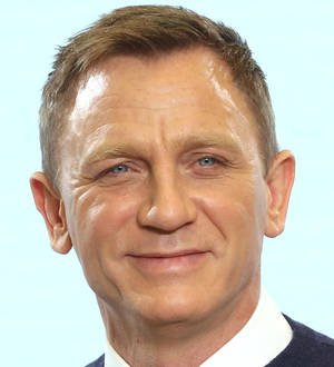 Daniel Craig back on Bond set