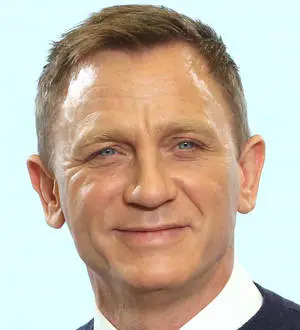 Daniel Craig back on Bond set