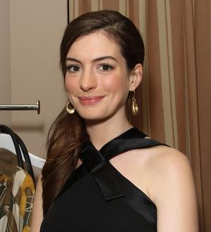 Anne Hathaway's hand in sling after accident