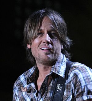 Keith Urban recovering after throat surgery