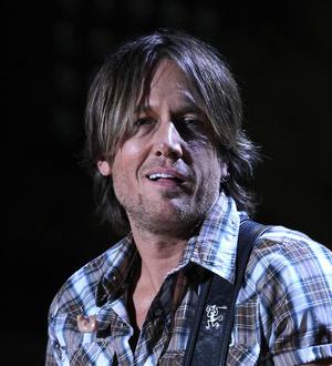 Keith Urban recovering after throat surgery