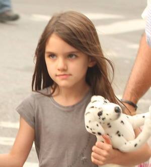 Suri Cruise breaks her arm