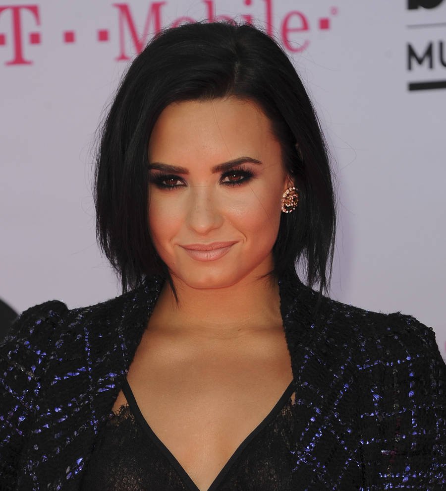 Demi Lovato gave away cat she was allergic to