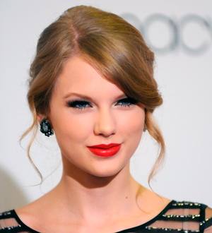 Taylor Swift awestruck by sea of fans at shows