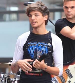 Louis Tomlinson stumbles at One Direction gig Down Under