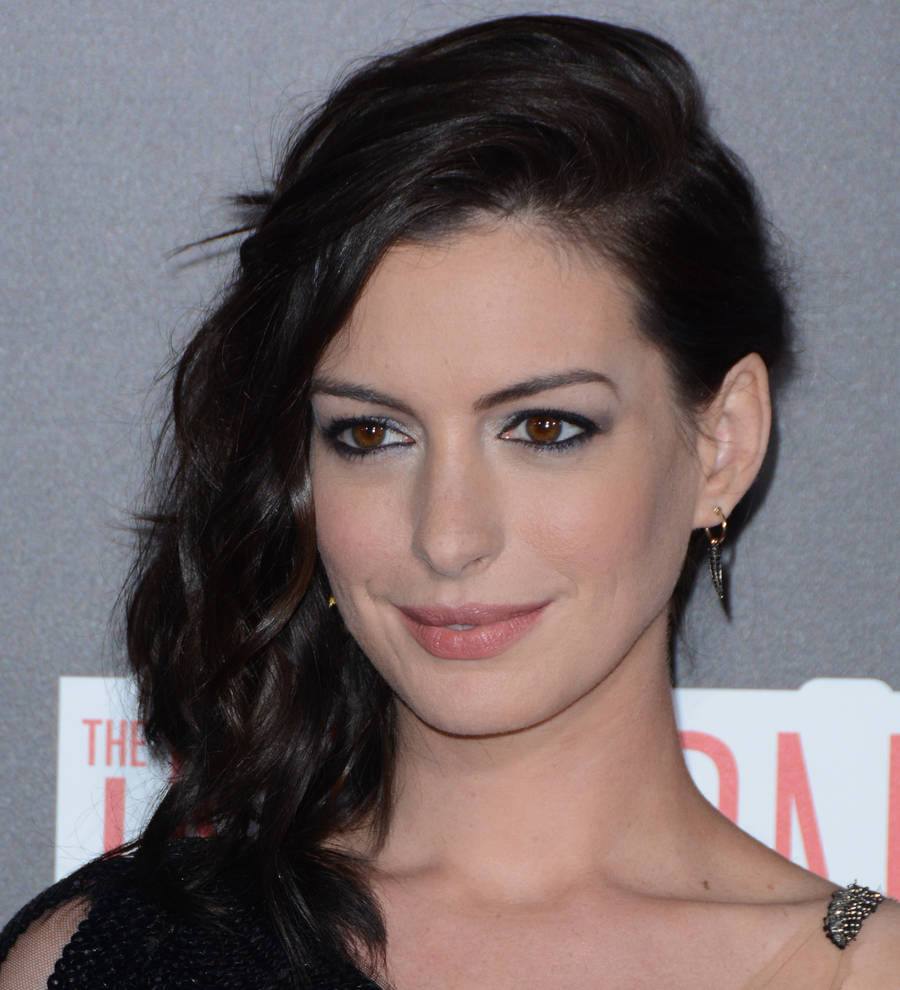Anne Hathaway applauds state leaders for letting in Syrian refugees