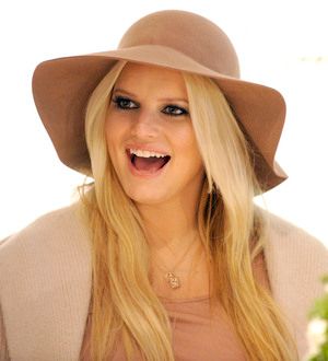 Jessica Simpson cries at baby's first kick