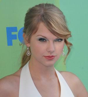 Taylor Swift lands five CMA Awards nominations