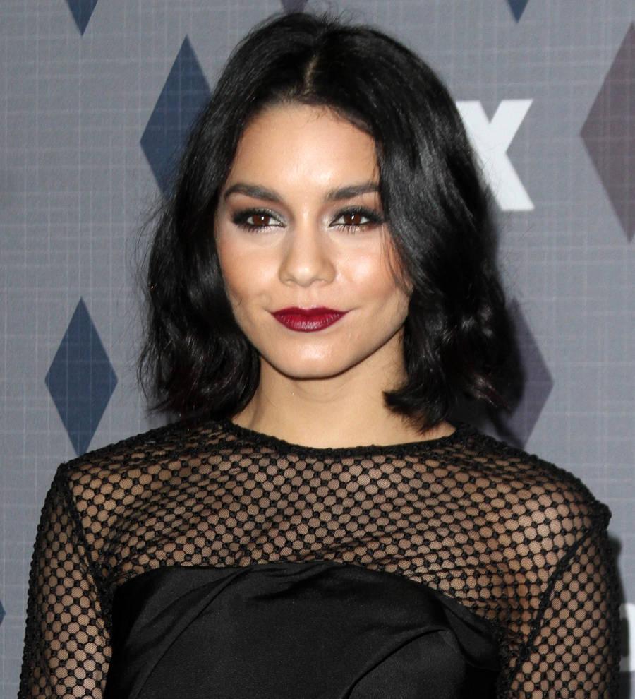 Vanessa Hudgens attends dad's memorial