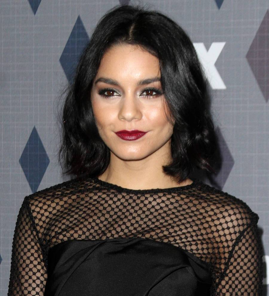 Vanessa Hudgens attends dad's memorial