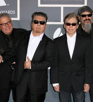 Los Lobos and Valeria Lynch among special Latin Grammy winners