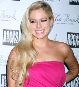 Avril Lavigne battling undisclosed illness - report